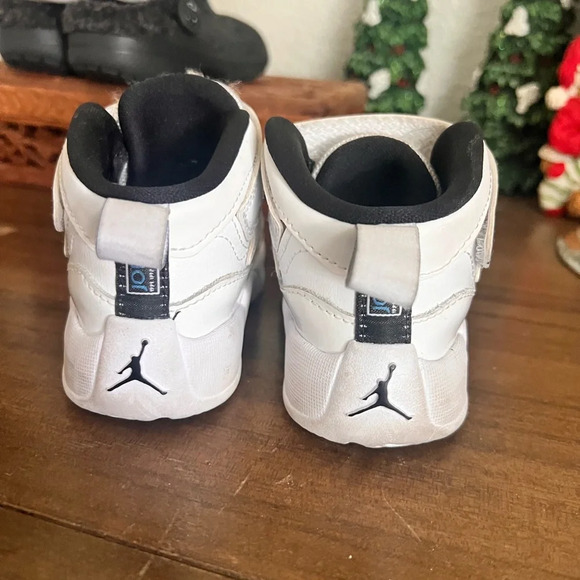 Jordan Kids' White Sneakers - Picture 3 of 5